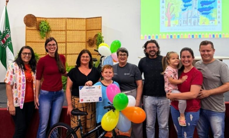 Alunos de Rio dos Cedros se destacam no Concurso de Desenho e Poesia do Programa Vale Muito