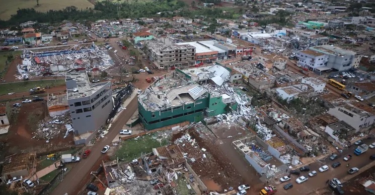 Imagens aéreas revelam devastação em Rio Bonito do Iguaçu após tornado que destruiu 90% da cidade