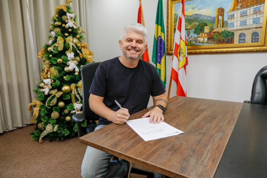 Blumenau oficializa novas regras para ciclomotores, bikes elétricas e patinetes nas vias urbanas