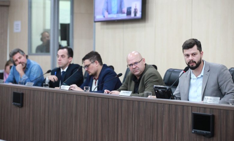 Câmara de Blumenau recebe consultoria para detalhar revisão tarifária do esgoto