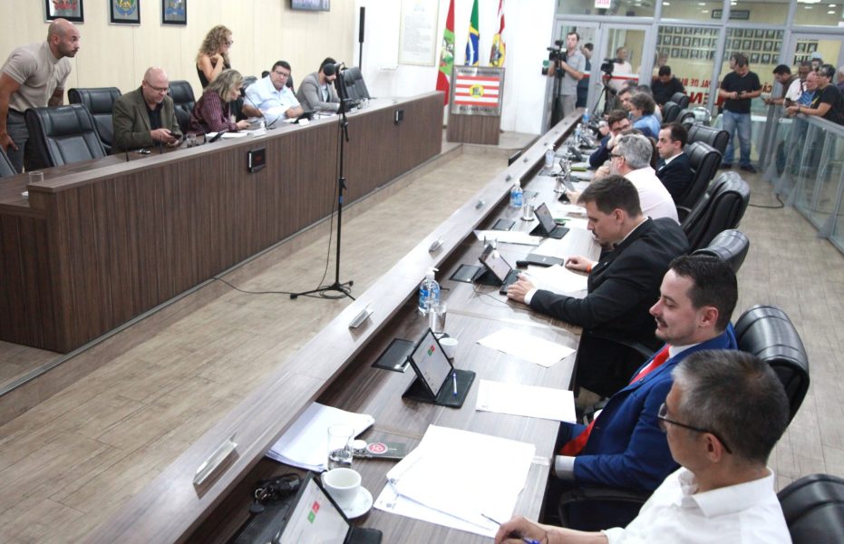 Câmara de Blumenau aprova divisão proporcional na cobrança de remoções com guincho