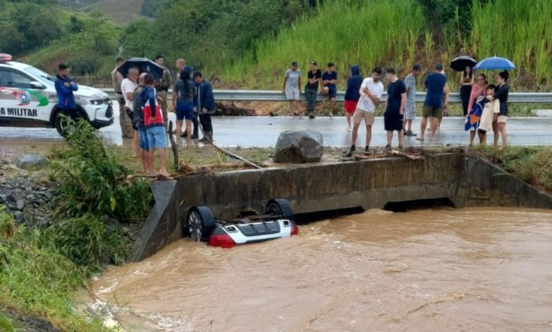 Tragédia em SC: carro é levado pela enxurrada e pai, mãe e bebê morrem