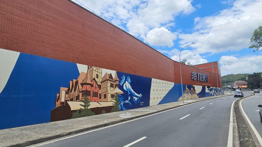 Muro da Teka vira obra de arte e abre celebrações do centenário da empresa em Blumenau