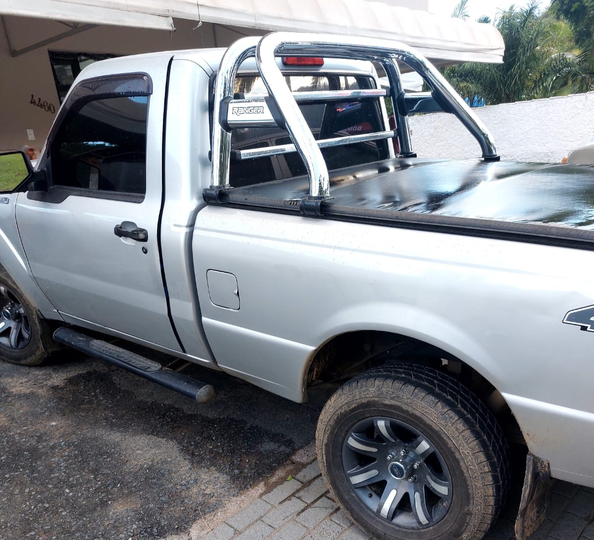 Motociclista é encontrado caído na pista após colisão em Rodeio