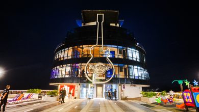 Hard Rock Cafe Itapema foi inaugurado no Píer Oporto como a primeira unidade da marca construída sobre o mar