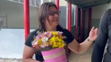 Alunos simulam briga e emocionam diretora com homenagem em escola de SC