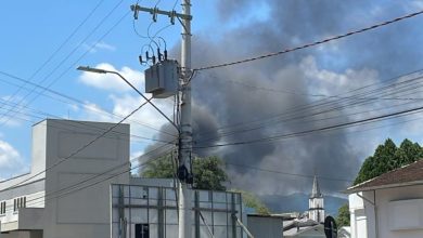 Incêndio de grandes proporções em prédio ao lado da Praça do Cidadão fecha rua em Indaial