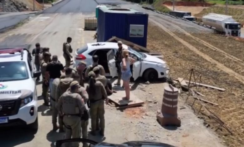 Fuga após assalto termina em colisão e prisão de dupla em Indaial