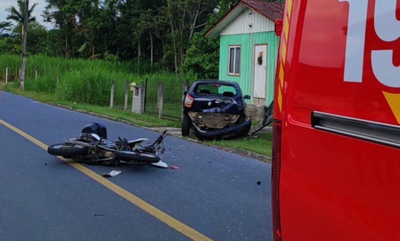 Motociclista fica ferido com cortes e possível fratura após bater na traseira de Palio, em Gaspar