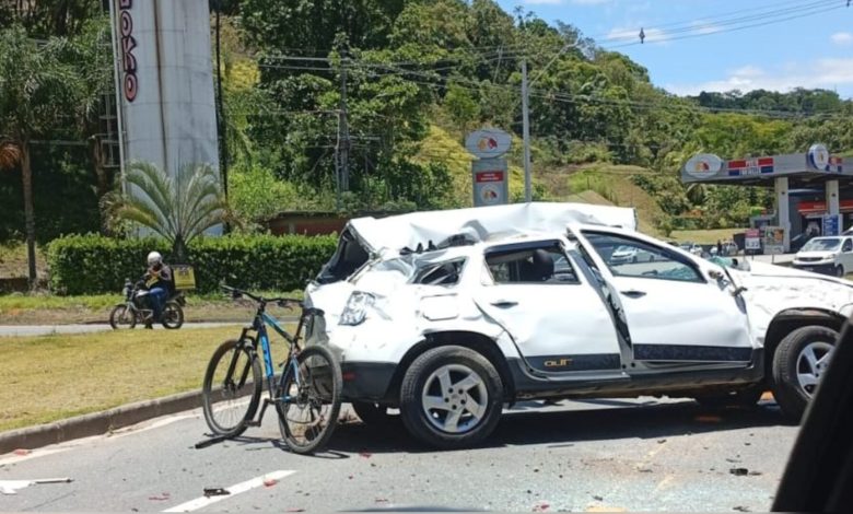 Carro despenca de viaduto da BR-470 em Blumenau e motorista sofre ferimento na cabeça