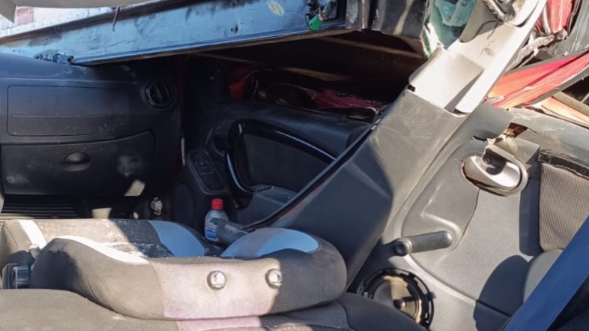 Acidente entre carro e caminhão na BR-470, em Ilhota, deixa três feridos; adolescente está entre as vítimas