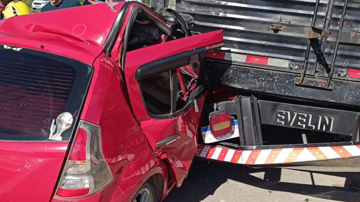 Acidente entre carro e caminhão na BR-470, em Ilhota, deixa três feridos; adolescente está entre as vítimas