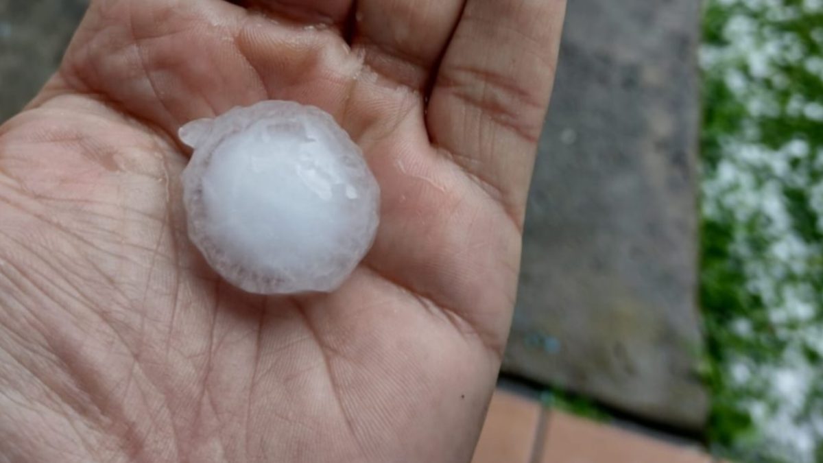 Granizo rompe onda de calor e marca início de semana de forte instabilidade em SC