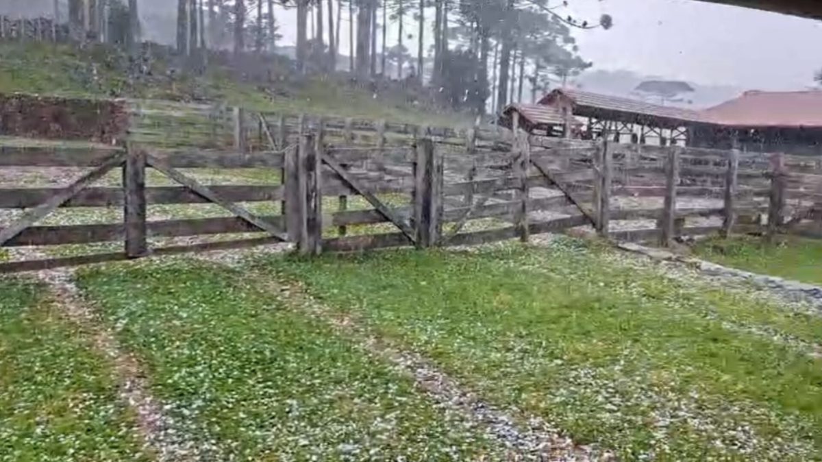 Granizo rompe onda de calor e marca início de semana de forte instabilidade em SC