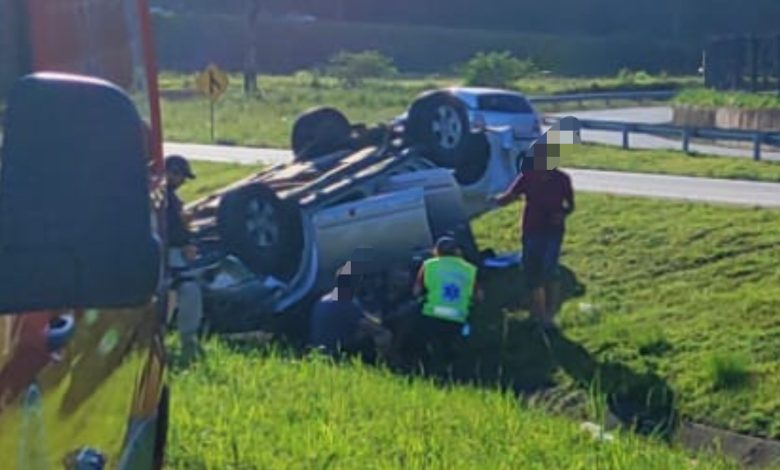 Acidente deixa jovens feridos e causa capotamento na BR-470, em Gaspar