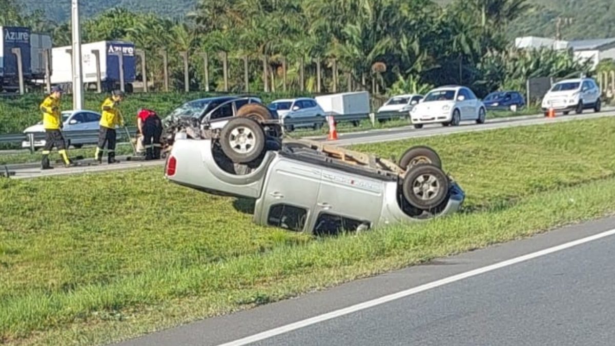 Acidente deixa jovens feridos e causa capotamento na BR-470, em Gaspar