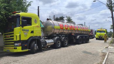 Casa de madeira é destruída por incêndio em Indaial; chamas foram contidas pelos bombeiros