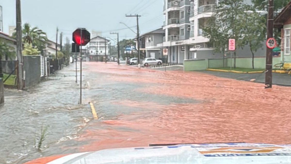 Defesa Civil de Timbó monitora áreas alagadas após chuva diminuir e avalia situação de moradores