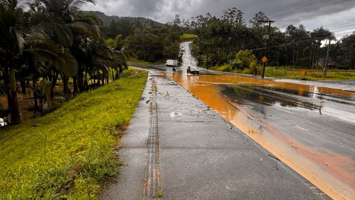 Defesa Civil de Timbó monitora áreas alagadas após chuva diminuir e avalia situação de moradores