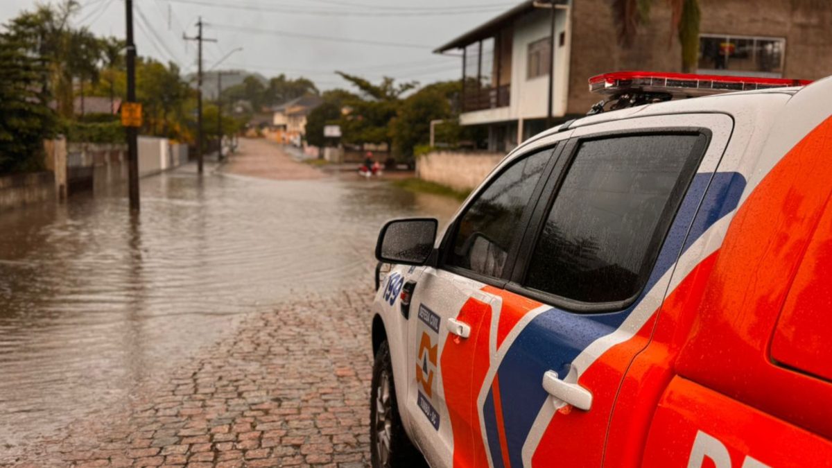 Defesa Civil de Timbó monitora áreas alagadas após chuva diminuir e avalia situação de moradores