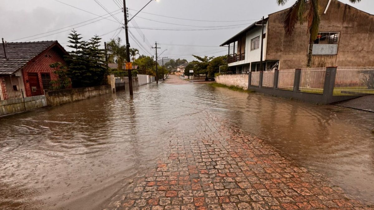 Defesa Civil de Timbó monitora áreas alagadas após chuva diminuir e avalia situação de moradores