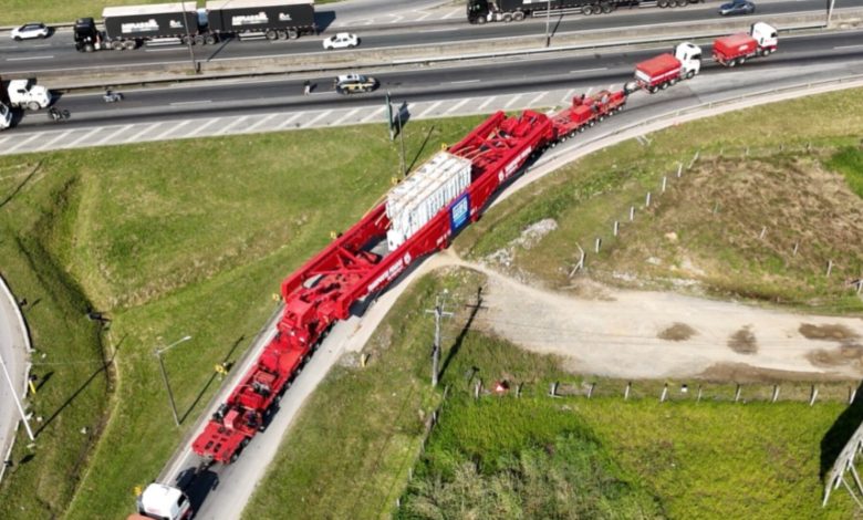 Carga gigante deixa Blumenau e provoca lentidão nas BR-470 e 101