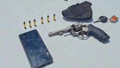 Homem é preso com arma de fogo dentro de veículo em Indaial