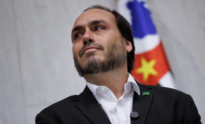 Carlos Bolsonaro anuncia renúncia à Câmara do RJ e prepara mudança para SC de olho no Senado