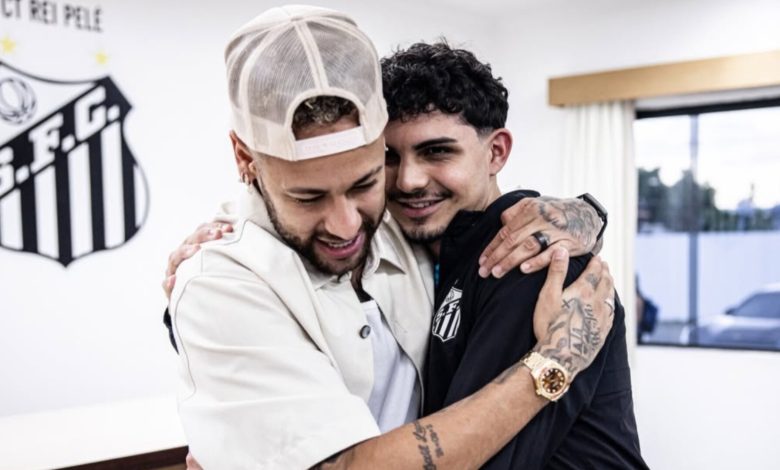 Treze anos após homenagear torcedor que enfrentava câncer, Neymar reencontra jovem que marcou sua história no Santos