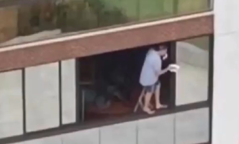 Mulher é flagrada se arriscando em parapeito para limpar janela em prédio