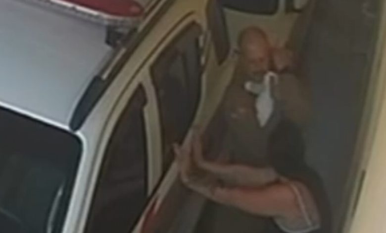 Bebê de 45 dias engasga com leite e é salva por policial militar em SC