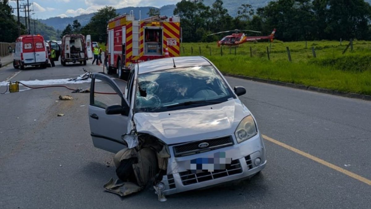 Em Timbó, jovem fica gravemente ferida nos braços e perna após acidente de moto