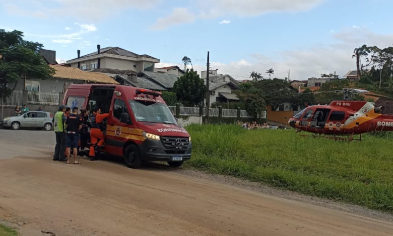 Idoso fica inconsciente após cair de barranco com cerca de três metros em Timbó