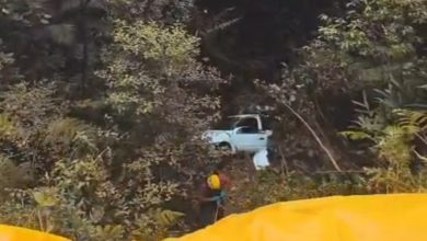 Motorista fica ferido após carro sair da pista e cair em ribanceira de 15 metros em Blumenau