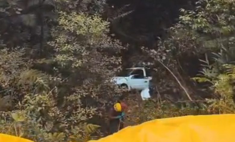 Motorista fica ferido após carro sair da pista e cair em ribanceira de 15 metros em Blumenau