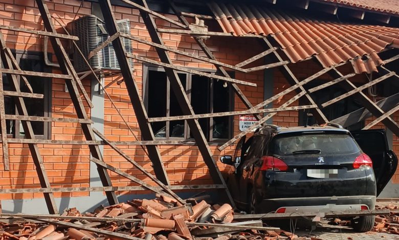 Saída de pista termina em colisão contra estabelecimento na BR-470, em Apiúna