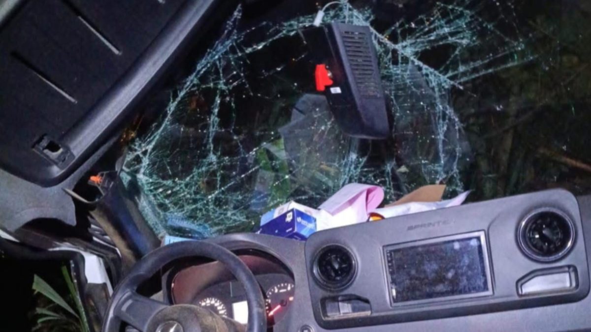 Após agredir socorristas, homem rouba viatura do SAMU e provoca acidente durante fuga em Ascurra