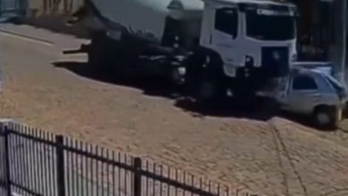 Caminhão-betoneira perde controle, esmaga carro e atinge muro de residência em Indaial