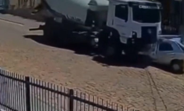 Caminhão-betoneira perde controle, esmaga carro e atinge muro de residência em Indaial