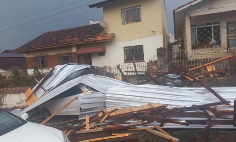 Vendaval de curta duração provoca estragos em SC e reforça atenção para o verão