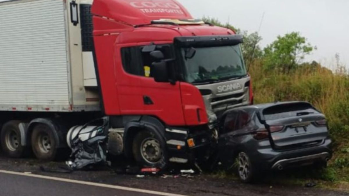 Colisão entre carro de luxo e caminhão no RS mata 3 de Santa Catarina 