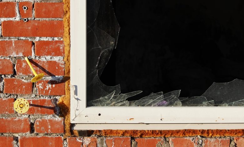 Em Gaspar, homem morre após rasgar o antebraço dando soco em janela