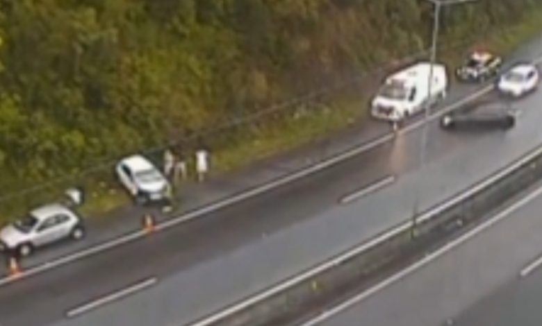 Motorista perde controle de veículo na BR-101, em SC, e atropela policiais e motoristas durante atendimento a acidente