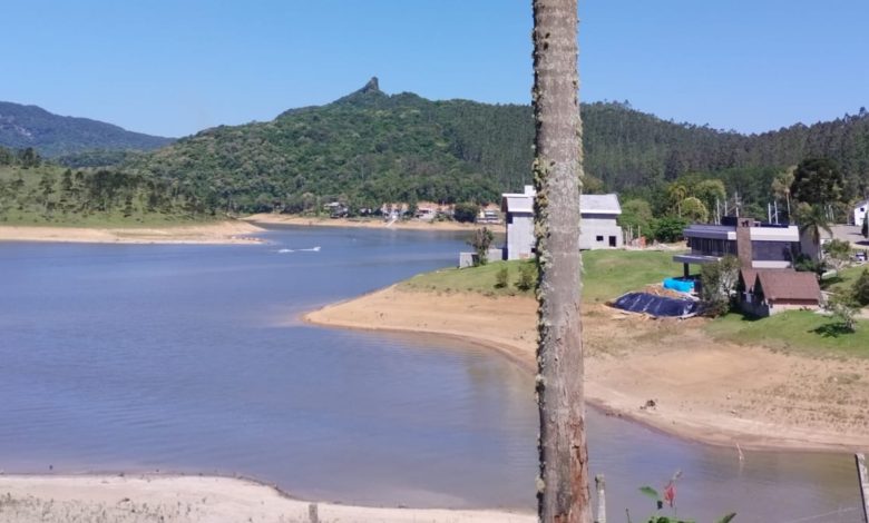 Nível histórico de baixa na Represa Palmeiras coloca em risco turismo e economia de Rio dos Cedros