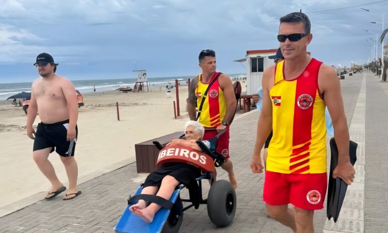 Aos 96 anos, idosa conhece o mar pela primeira vez em praia de SC