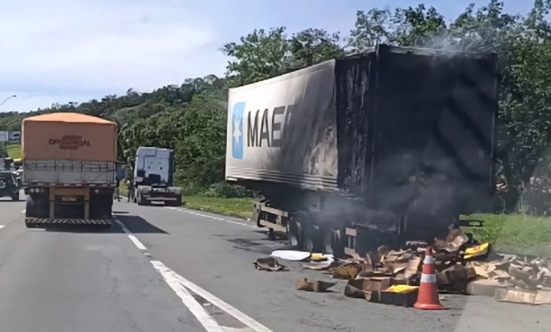 Carreta pega fogo na BR-101, em SC, interdita a rodovia e tem parte da carga de frios saqueada