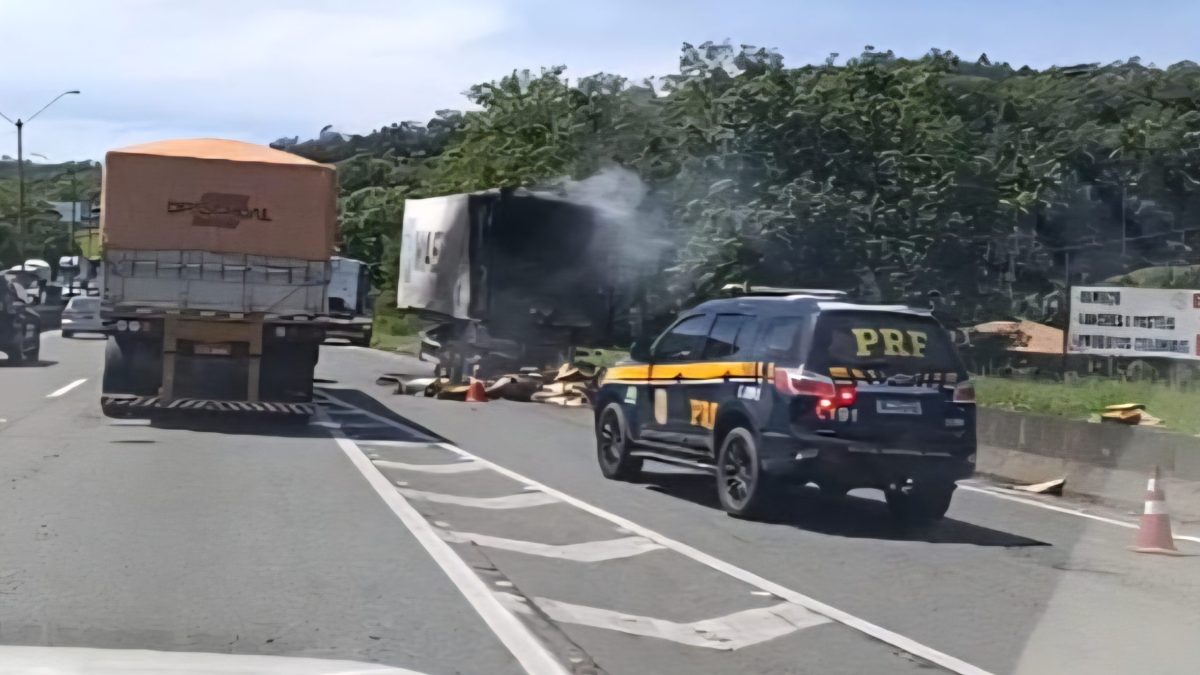 Carreta pega fogo na BR-101, em SC, interdita a rodovia e tem parte da carga de frios saqueada
