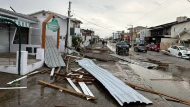 Vendaval deixa rastro de destruição e município de SC decreta situação de emergência 