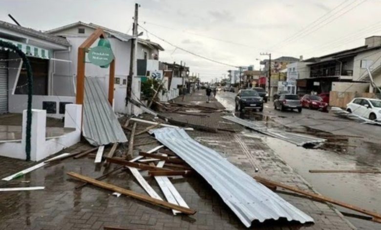 Vendaval deixa rastro de destruição e município de SC decreta situação de emergência 