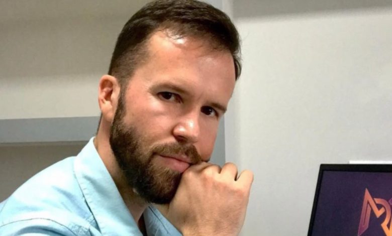 Jornalista é suspeito de matar o ex-companheiro a facadas em SC